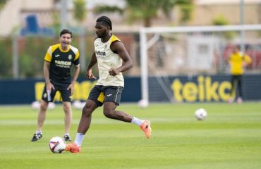 El corazón amarillo en un puño por Kambwala