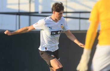 El Valencia acerca posturas para la renovación de Javi Guerra