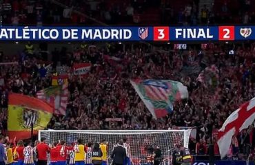 La afición del Atlético celebra la victoria ante el Rayo acordándose del Real Madrid antes del derbi
