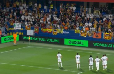 Los jugadores del Valencia aguantan la bronca tras la goleada ante el Barcelona