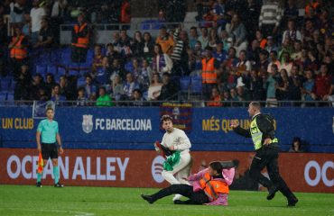 Un espontáneo con la bandera de Palestina irrumpe en el césped del Johan Cruyff mientras marca Olmo