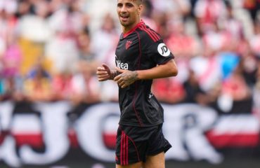 Cardoso levanta la mano