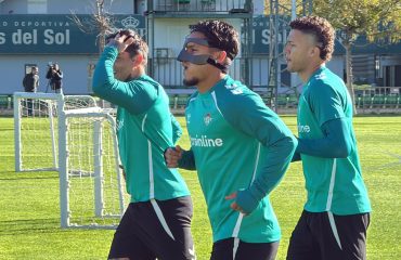 El Cucho regresa al grupo con una máscara protectora