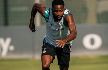 Pellegrini recupera a Bakambu y Pablo García