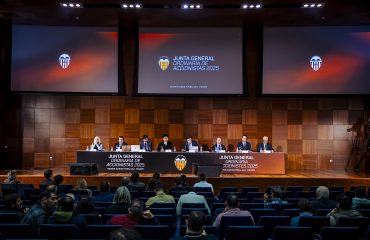 Abucheos a Kiat Lim en la junta del Valencia: “Podéis gritar, insultar a mi familia, pero eso no va a funcionar”