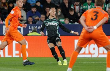 El Betis vuelve a los entrenamientos pensando en el Barça y pendiente de Antony