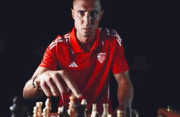 Vlachodimos, entre las puertas de los dos vestuarios de Mestalla..