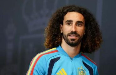 Cucurella cumplió su promesa y se tatuó la cara de Luis de la Fuente