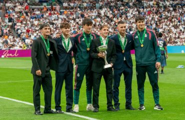 El Real Madrid homenajea a sus campeones de Europa sub 19