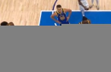 El surrealista tiro libre de Green: Doncic tuvo que ir a felicitarle