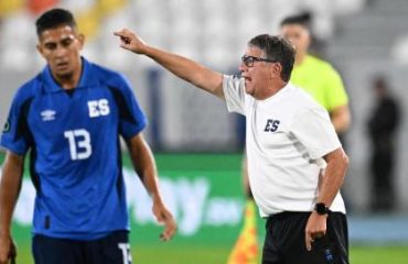 El ‘Bolillo’ Gómez en vilo: así reaccionó El Salvador tras el descenso